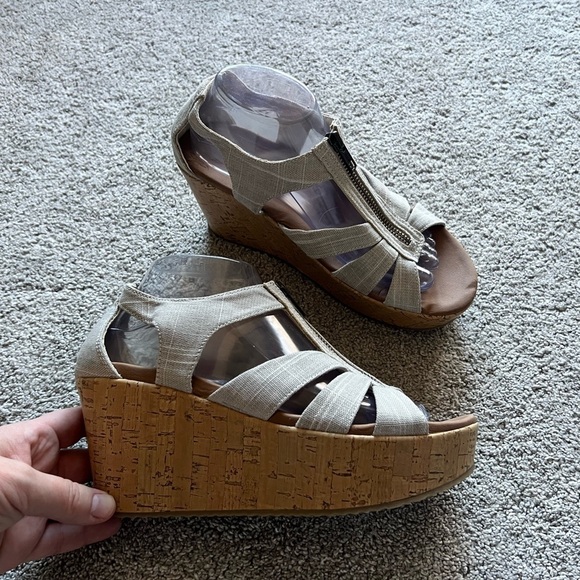 Skechers Size 9 Luxe Foam Wedge Cork Straps Beige Sandals Fabric Zip Front - Picture 1 of 6